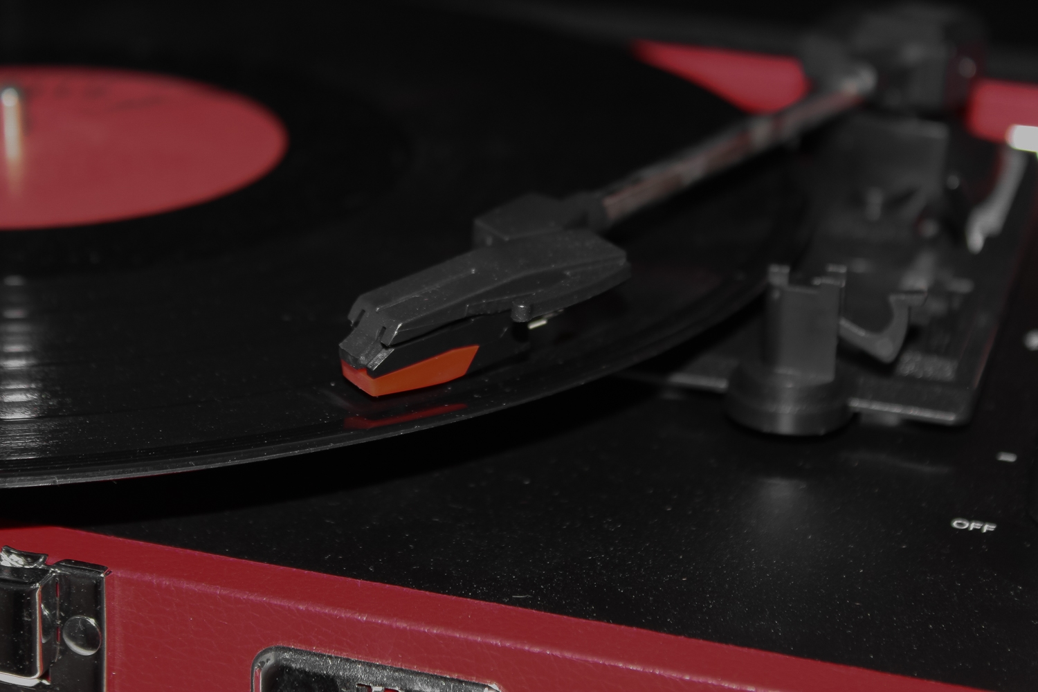 Вініловий програвач Crosley Cruiser Plus Red Bluetooth - Зображення 2