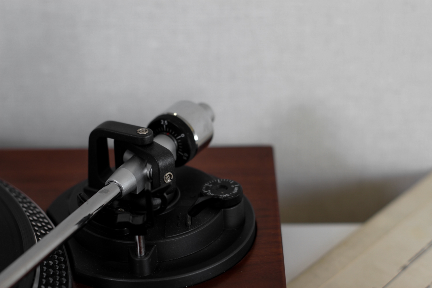 Програвач вініловий Lenco L-90x з противагою тонарма, антискейтингом, антивібраціний Уцінка - Зображення 8