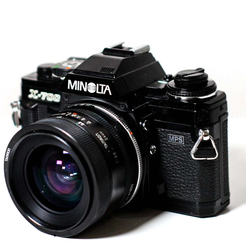 Плівковий дзеркальний фотоапарат Minolta X-700 з об’єктивом Tamron 24mm, чохлом та батарейками