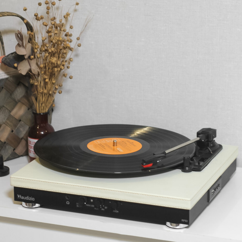 Вініловий програвач Audizio Creamy з Bluetooth IN OUT, відтворює всі платівки, колонки вбудовані в дно (без кришки)